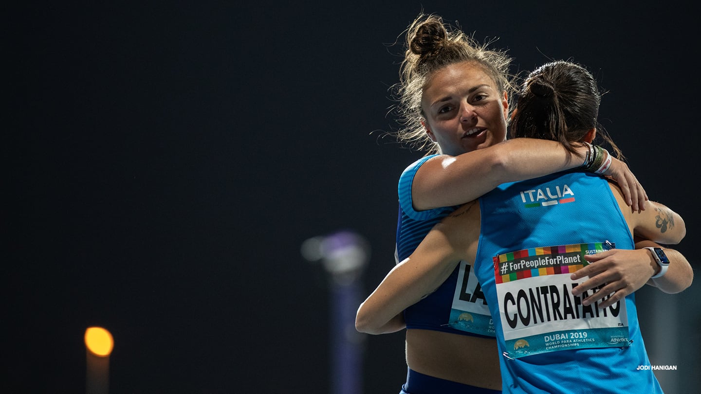 Noelle Lambert hugs an opponent after a race at the Dubai 2019 World Para Athletics Championships. 