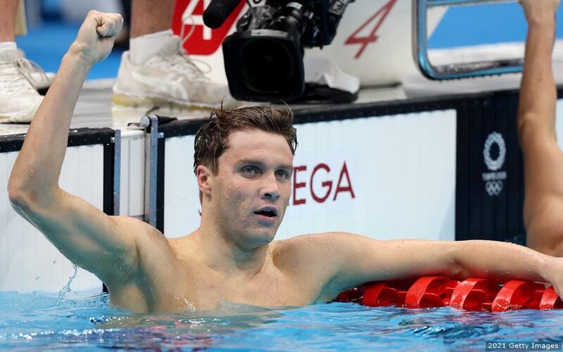 U.S. swimmer Bobby Finke celebrates after winning the gold medal in the men's 800-meter freestyle at the Tokyo 2020 Olympic Games.