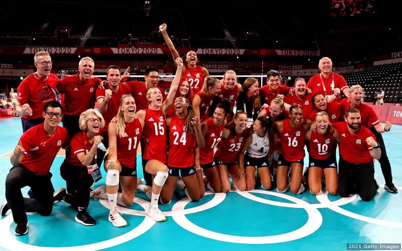 The U.S. women's volleyball team celebrates winning gold after defeating Brazil at the 2020 Olympic Games. 