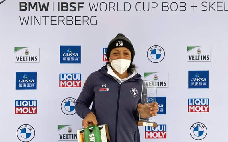 Elana Meyers Taylor with her trophy 
