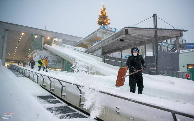 Track workers clearing snow from the start in Winterberg
