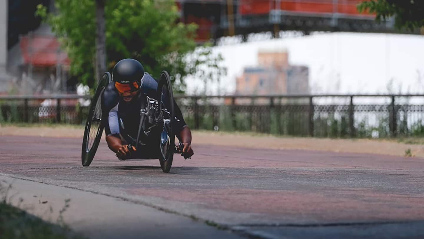 Alfredo de los Santos competes in time trial.