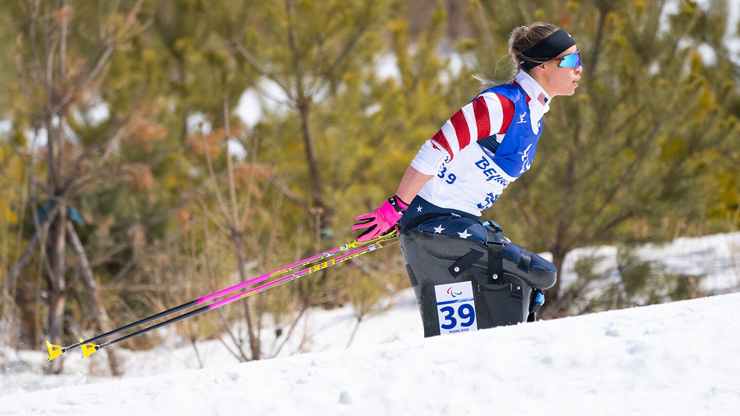 Oksana Masters competes in the cross-country long-distance competition. 