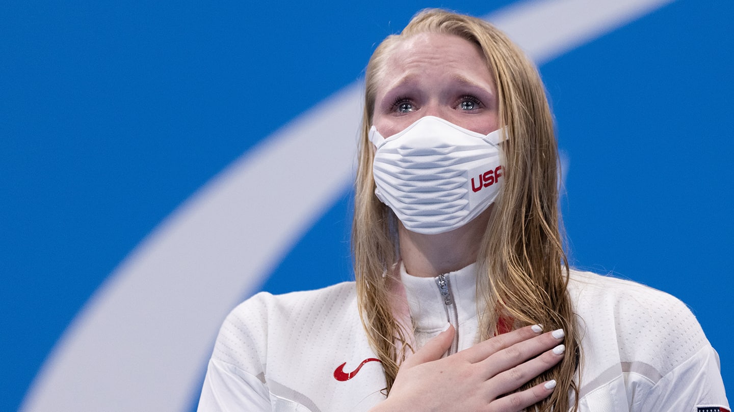 Hannah Aspden cries during the national anthem on the podium.