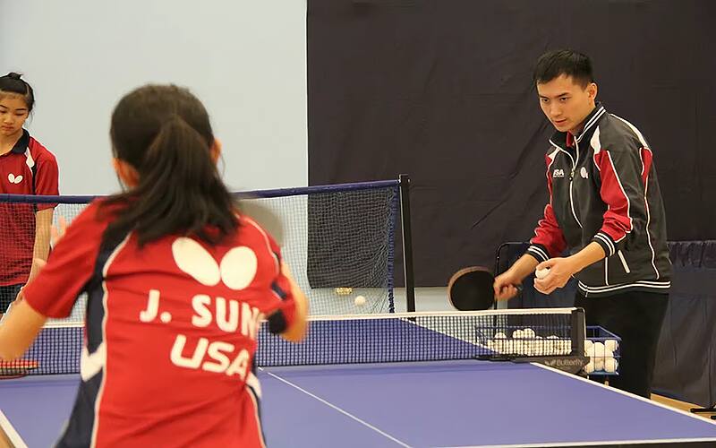 Qingliang Wang coaching students.