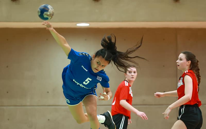 Daisy Licea looks to score