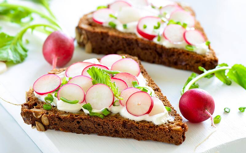 toast with radishes