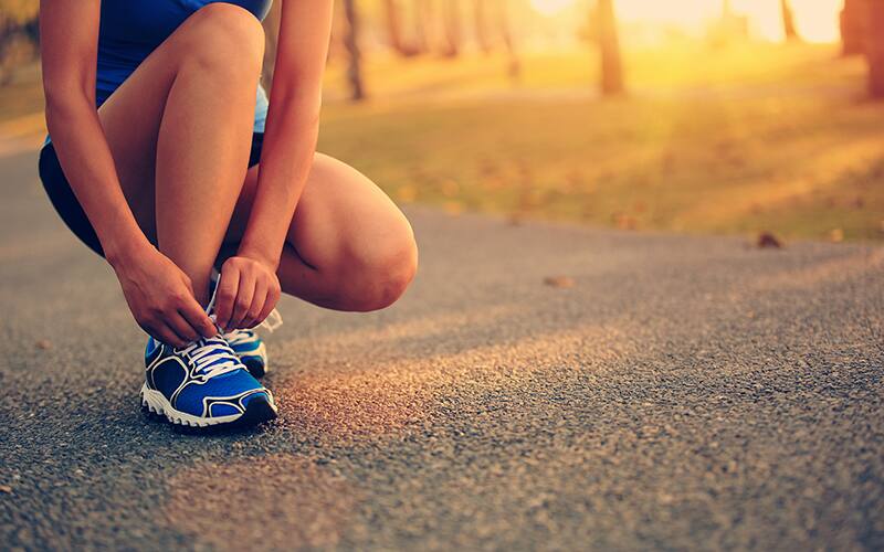 runner tying shoe