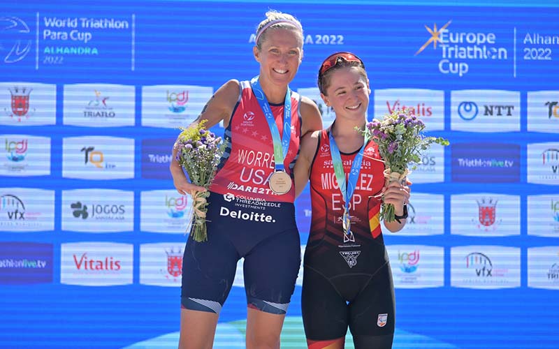 Kelly Worrell stands on the world para cup alhandra podium