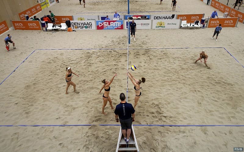 Alix Klineman hits against Emily Day during the Dela Beach Open