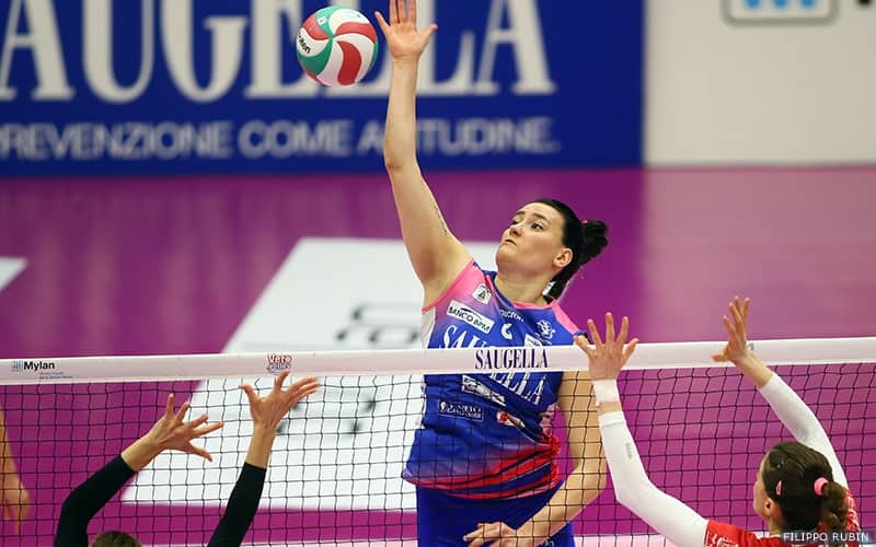 Tori Dixon swings for a point in the Italian Serie A1