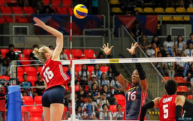 Kim Hill attacking from the wing against Dominican Republic