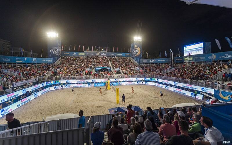 Players compete under the lights at the Ford Lauderdale Major