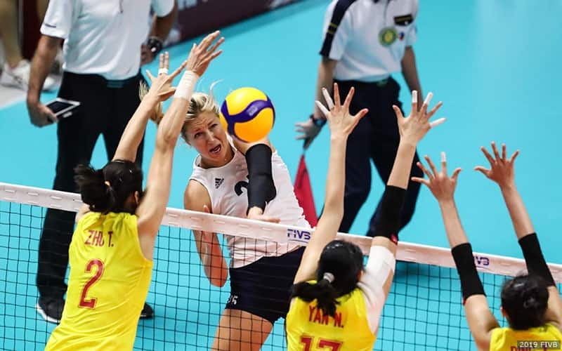 Karsta Lowe hits through the Chinese triple block