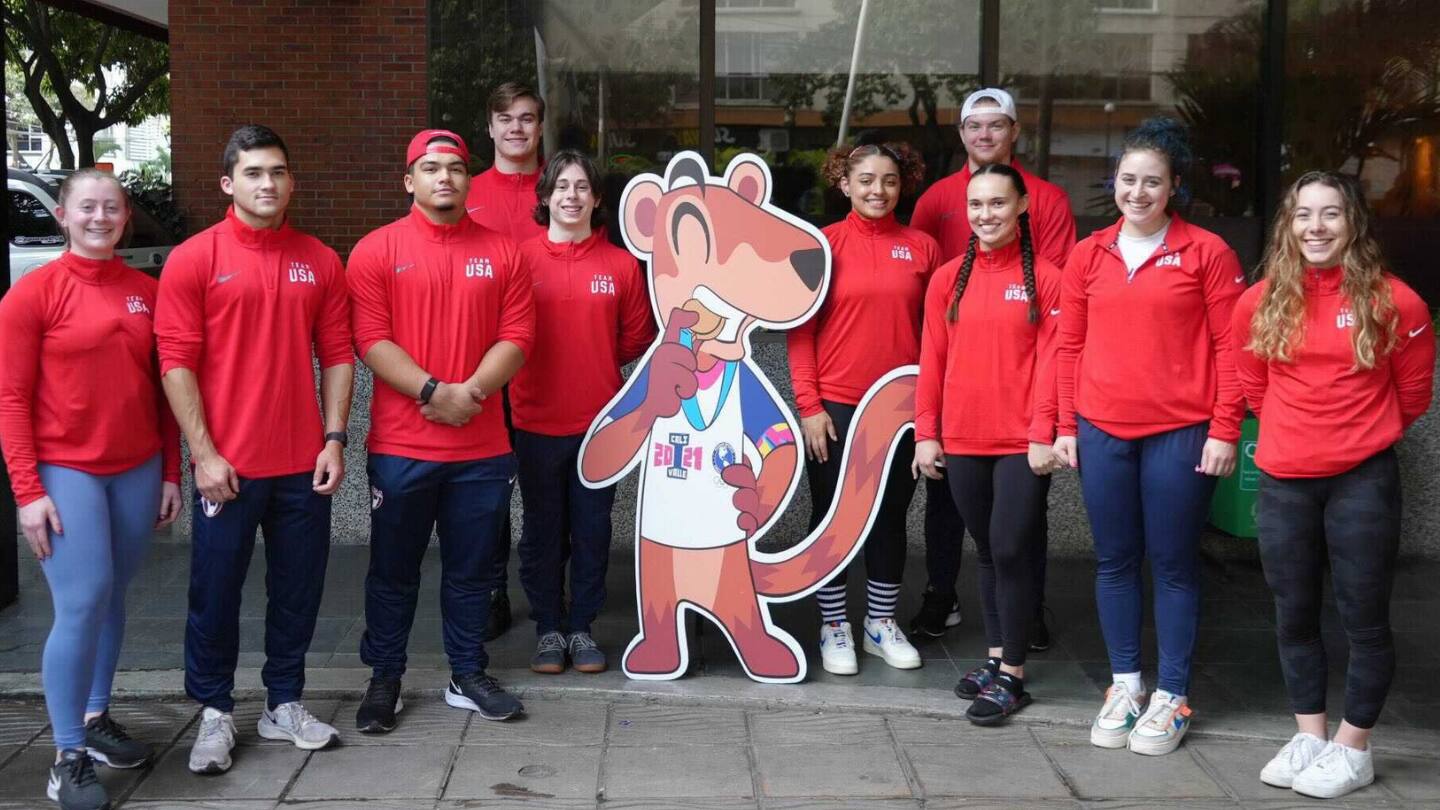 The ten athletes on the Junior Pan American Games team pose for a photo