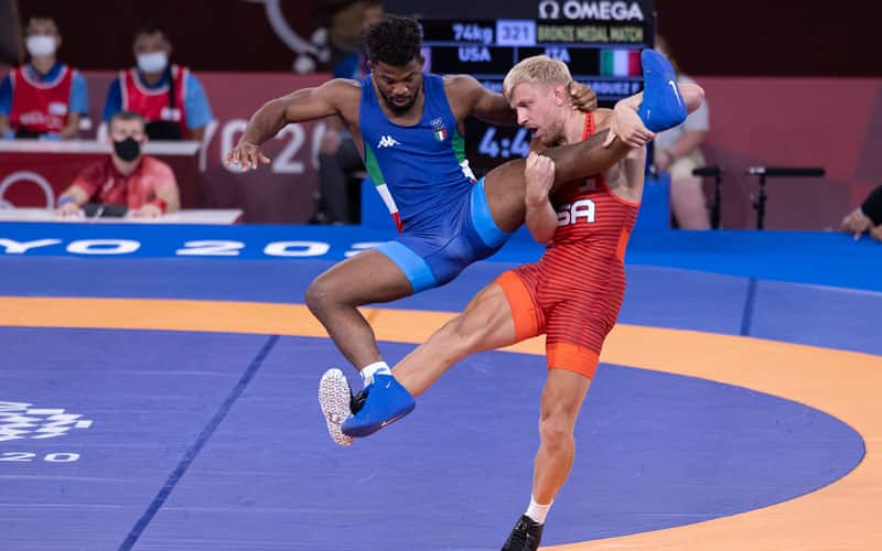 Kyle Dake (USA) trips Frank Chamizo (Italy) in the 74 kg Olympic bronze medal match.