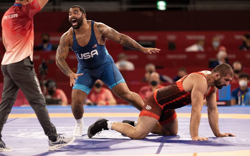 Gable Steveson begins celebration after last second takedown