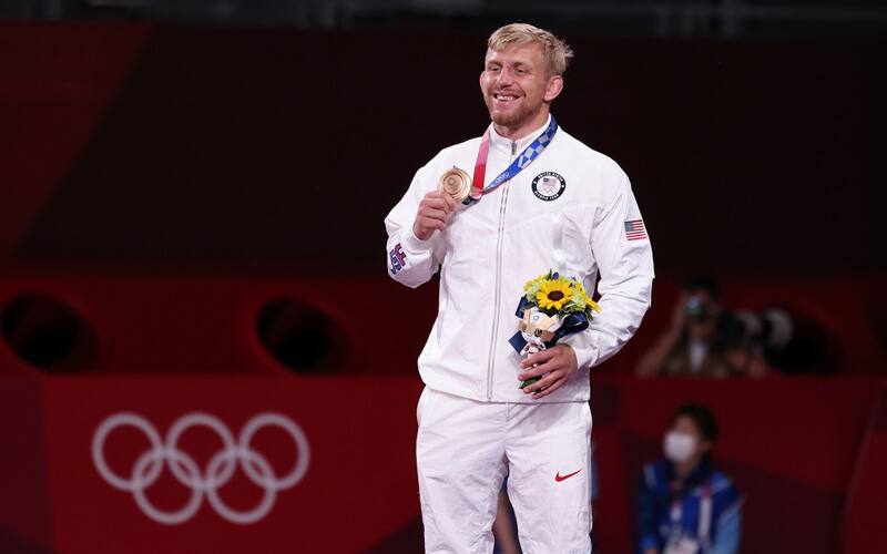 Kyle Dake (USA) holds his Olympic bronze medal