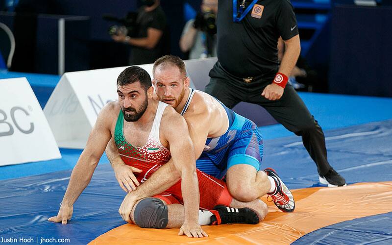 Kyle Snyder (USA) scores winning takedown in 2021 World semifinals at 97 kg