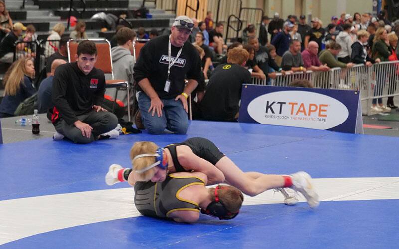 Mac Crosson (IA) against Austin Brown (MO) in the Middle School 83-pound semifinals
