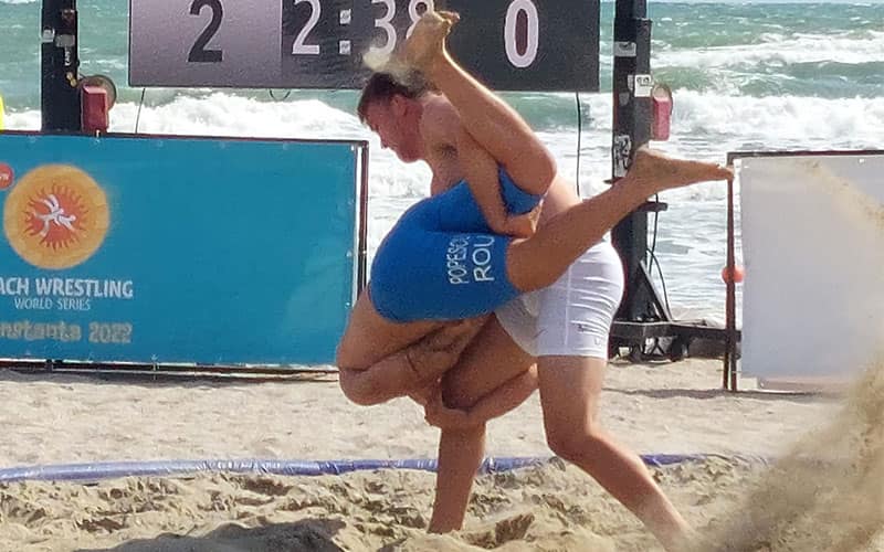 Thor Michaelson (USA) gets a takedown at the 2022 U20 Beach World Championships. 