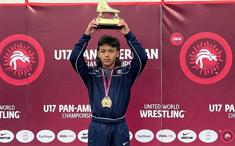 Christian Castillo (USA) with Golden Boot as Outstanding Wrestler at U17 Pan Americans in freestyle
