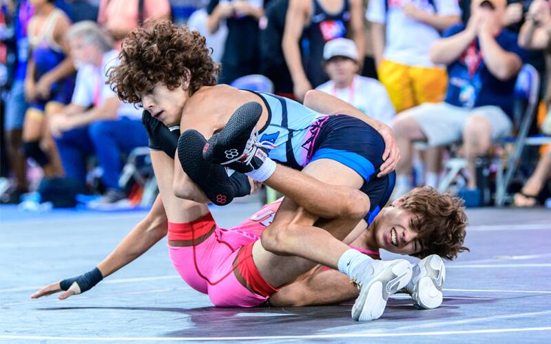 Isaac Stewart of Montana attacks the ankles with a high head. 