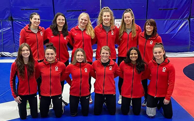 The 2022 Simon Fraser women's wrestling team poses together